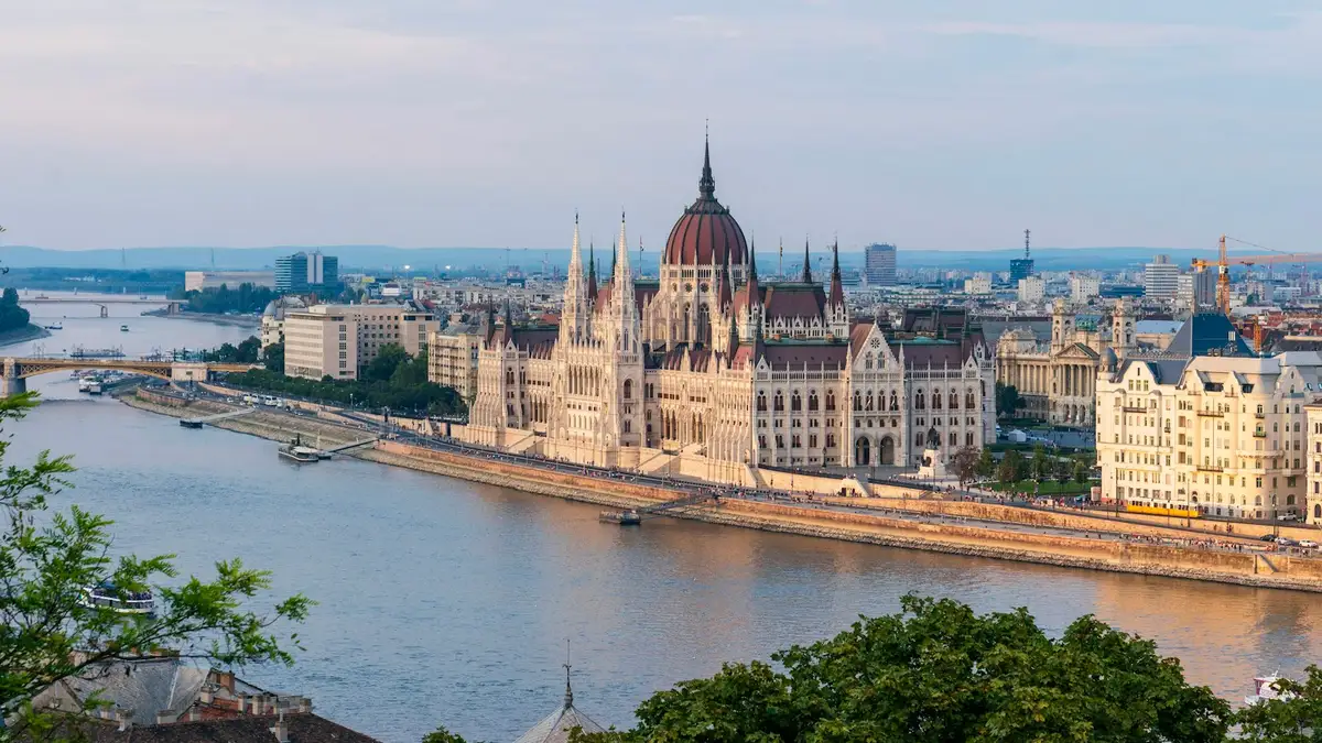 Parlamento de Budapest desde el Danubio Hungría